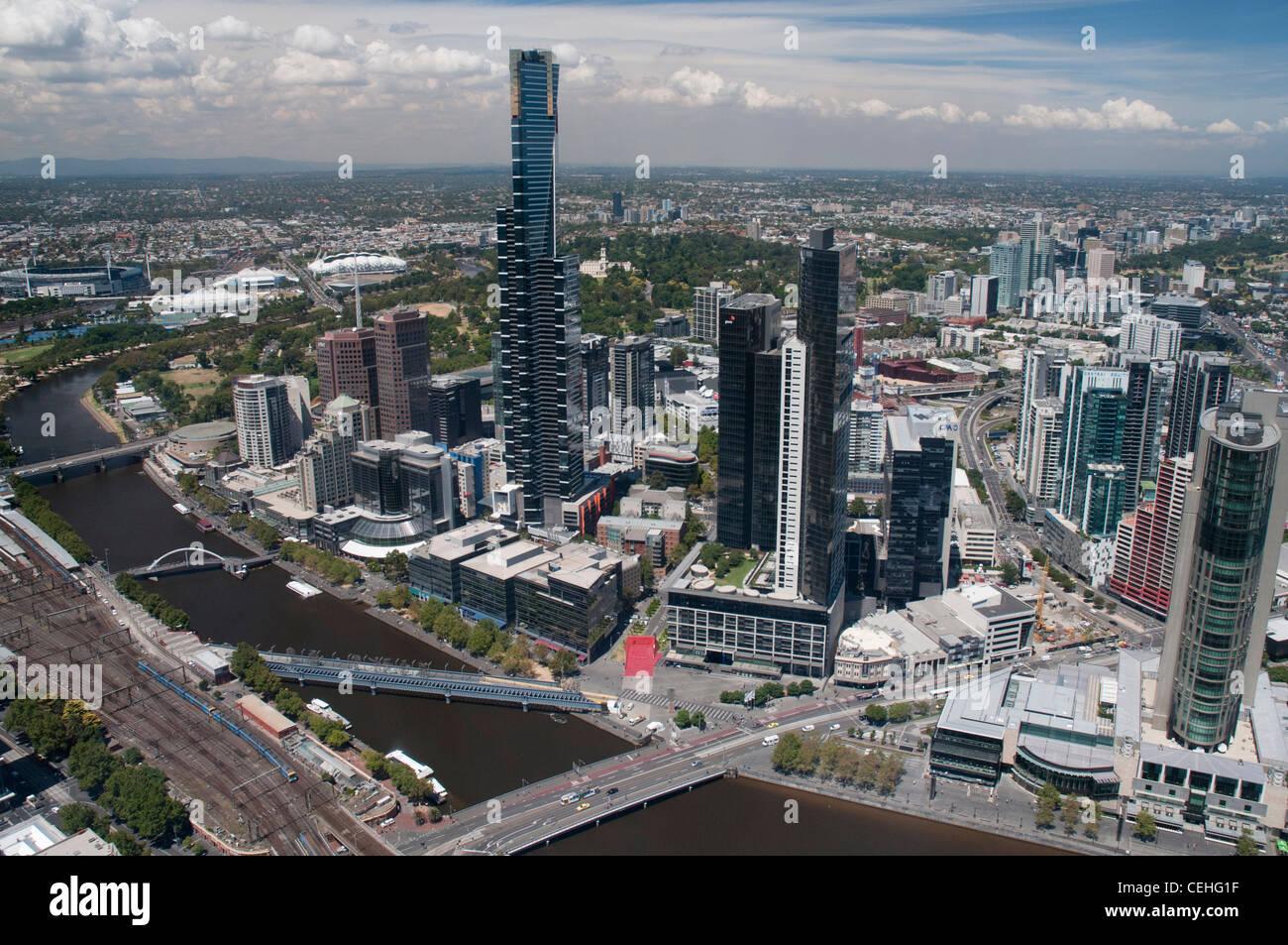 Vista aerea dalla Torre di Rialto, Melbourne, di Southbank e l'Eureka Tower con il grande evento sportivo luoghi al di là. Foto Stock