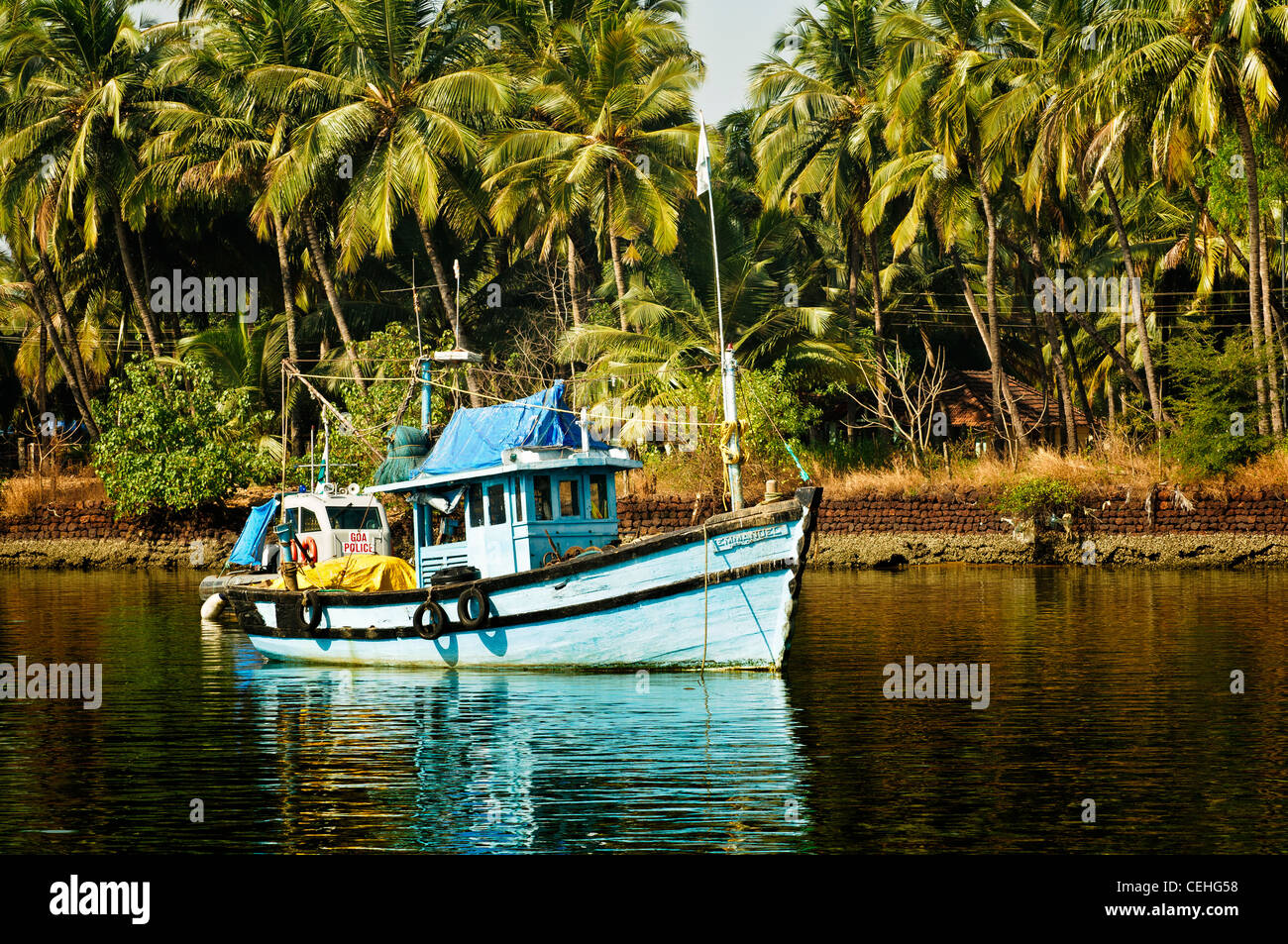 Goa barca di polizia sul fiume Sal, Mobor, Goa, India Foto Stock