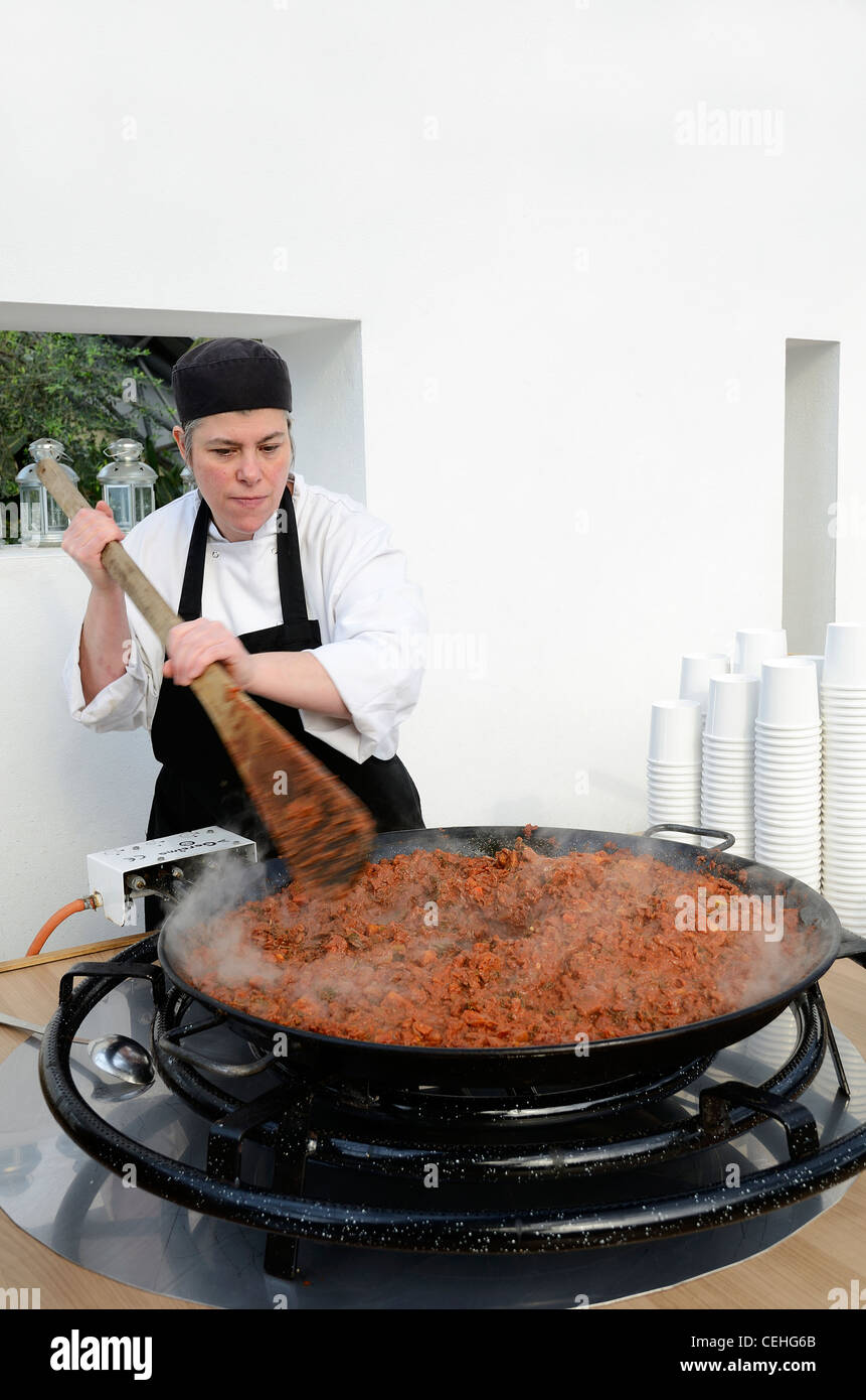 Uno chef cucinare un enorme curry al Progetto Eden in Cornwall, Regno Unito Foto Stock