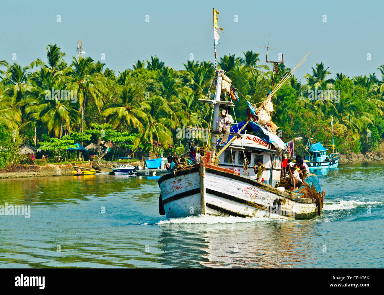 Le navi per la pesca a strascico di pesca sul fiume Sal in Mobor, Goa, India Foto Stock