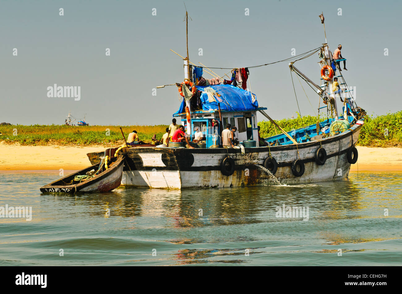La pesca a strascico sul fiume Sal in Mobor, Goa, India Foto Stock
