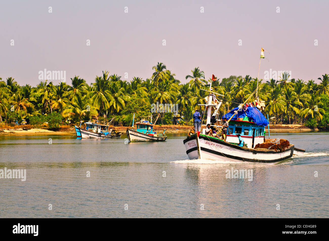 Attività di pesca i pescherecci con reti da traino crociera sul fiume Sal in Mobor, Goa Sud India Foto Stock