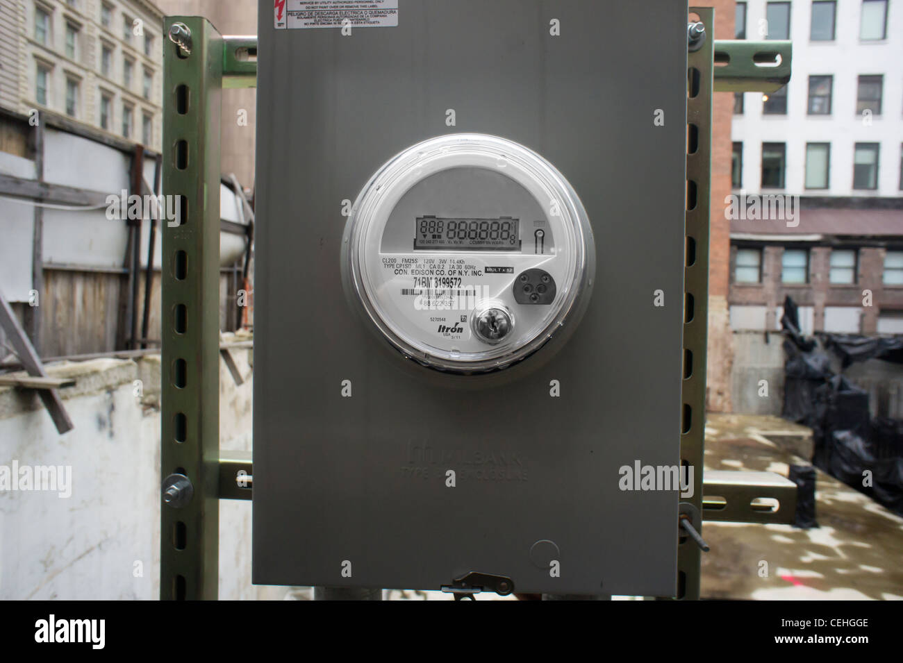 Un contatore di energia elettrica al di fuori di un sito in costruzione nella parte inferiore di Manhattan a New York Foto Stock
