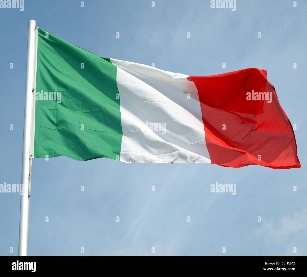 Bandiera dell'Italia su un cielo blu Foto Stock