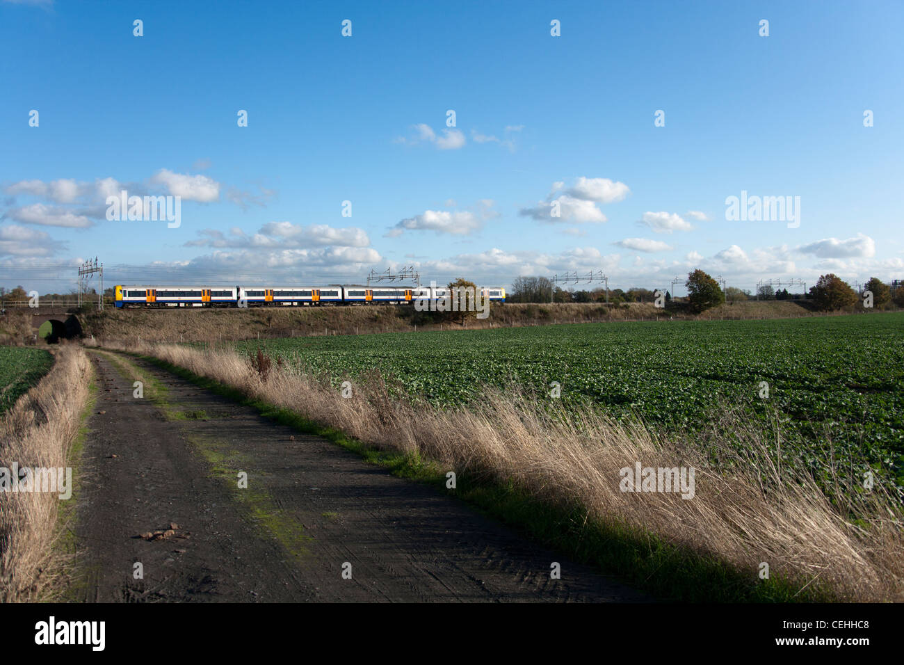 Nuova classe di Bombardier 378 378210 su test tra Rugby e Crewe Grendon passa vicino a Atherstone. 17 Novembre 2011 Foto Stock