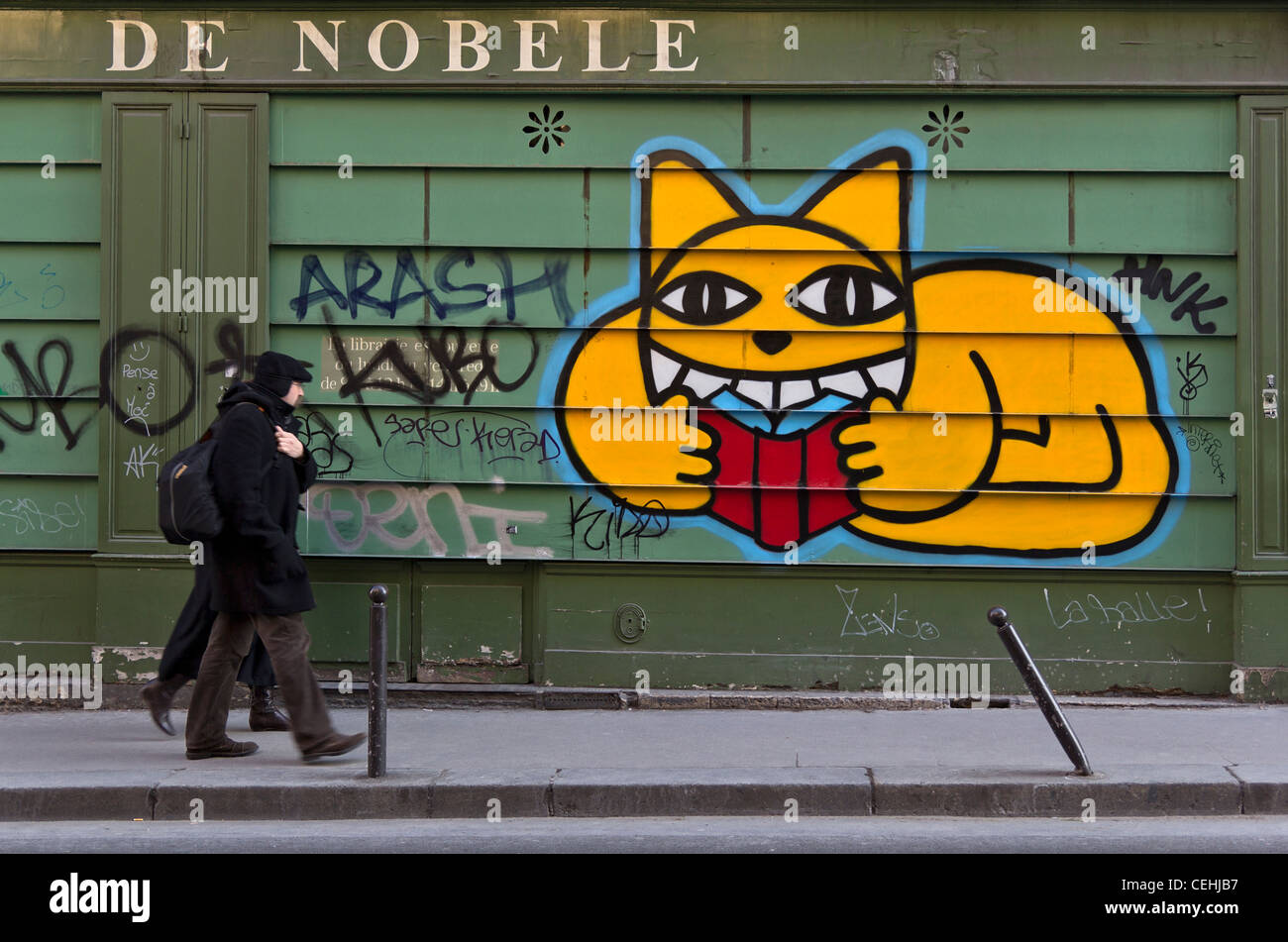 Graffitti sugli otturatori di bookstore di Saint-Germain-des-Prés, Parigi, Francia Foto Stock