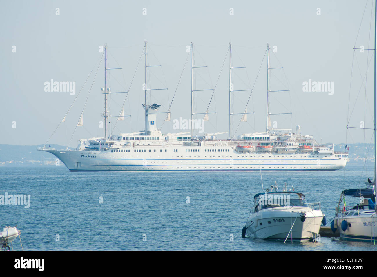 La nave da crociera "Club Med 2' vicino alla costa di Gallipoli Foto Stock