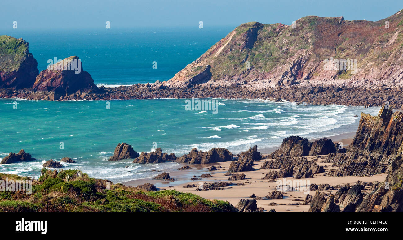 Vista del mare irlandese, rocce costiere vicino Gateholm isola lungo un robusto Pembrokeshire costa ovest di Marloes Sands Pembrokeshire Foto Stock