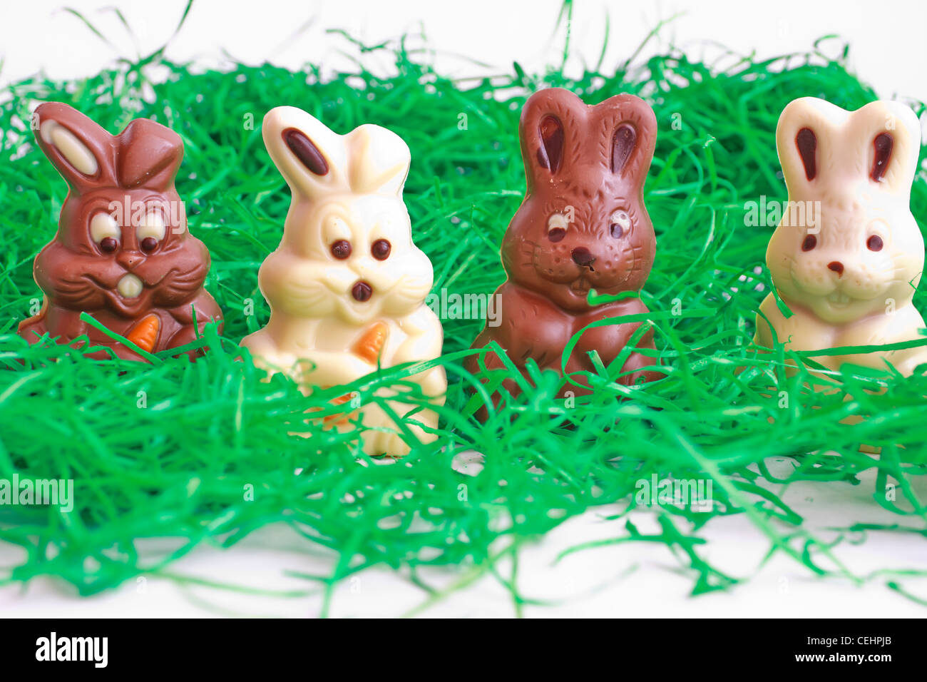 Decorazioni pasquali con coniglietti, Set da 12: Piccole figure di coniglietti in resina per decorazioni pasquali, per il tavolo e la composizione di Pasqua, mini ornamenti pasquali, 3 cm