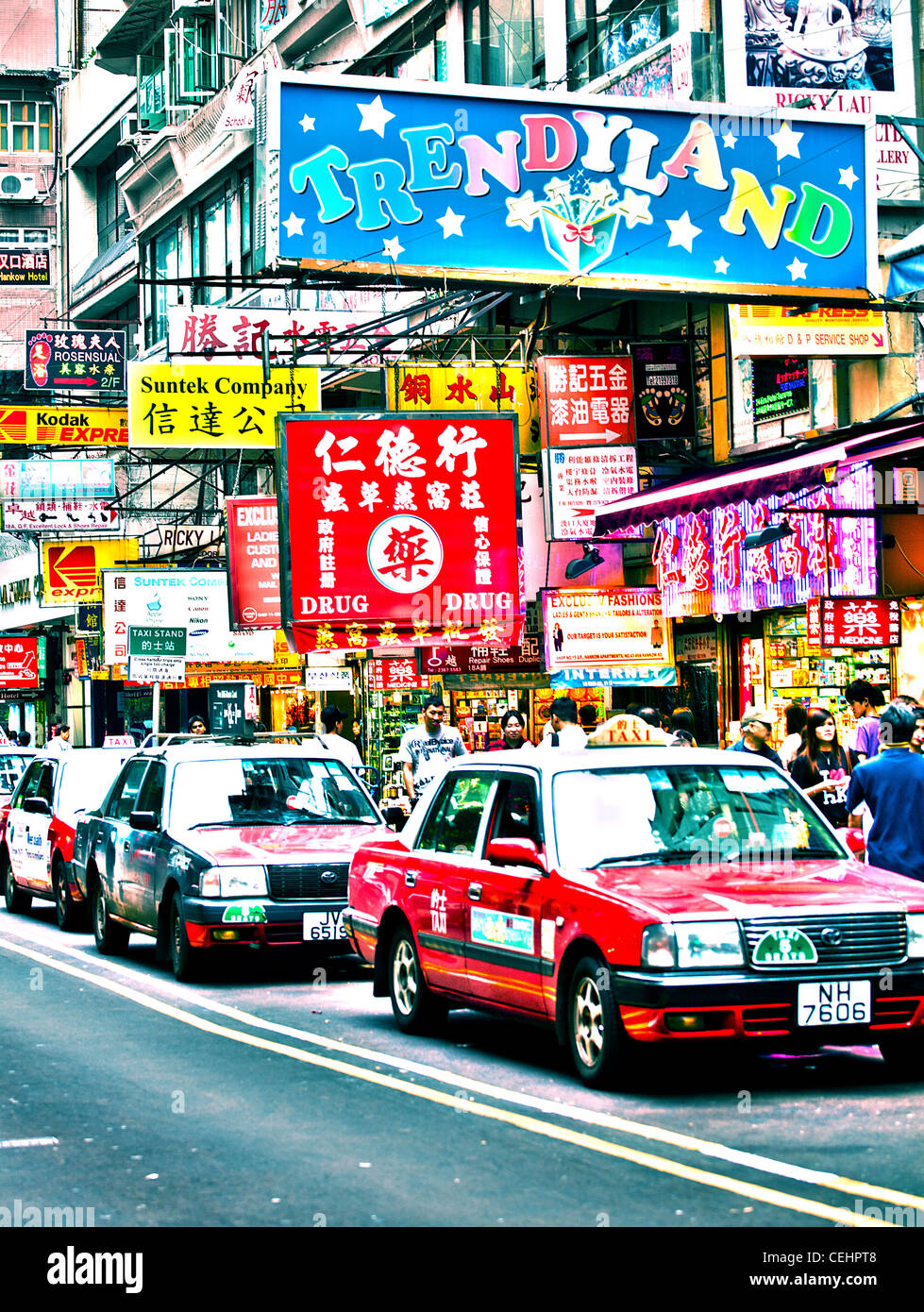 Ritratto di colore di un taxi a Hong Kong,Cina con segni cinesi e una fila di taxi. Foto Stock