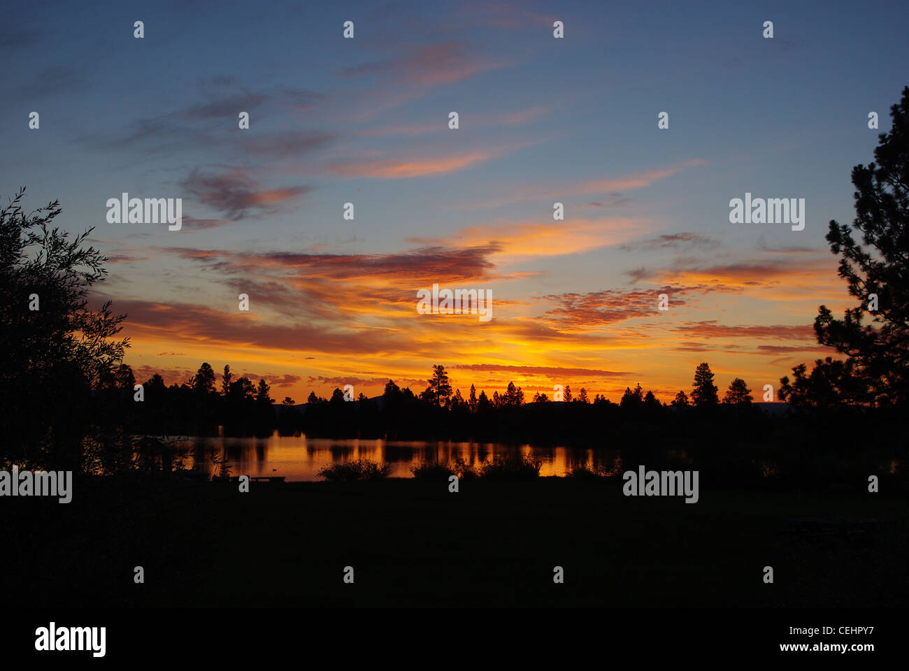 La prima mattina la luce sul piccolo lago, Wyoming Foto Stock