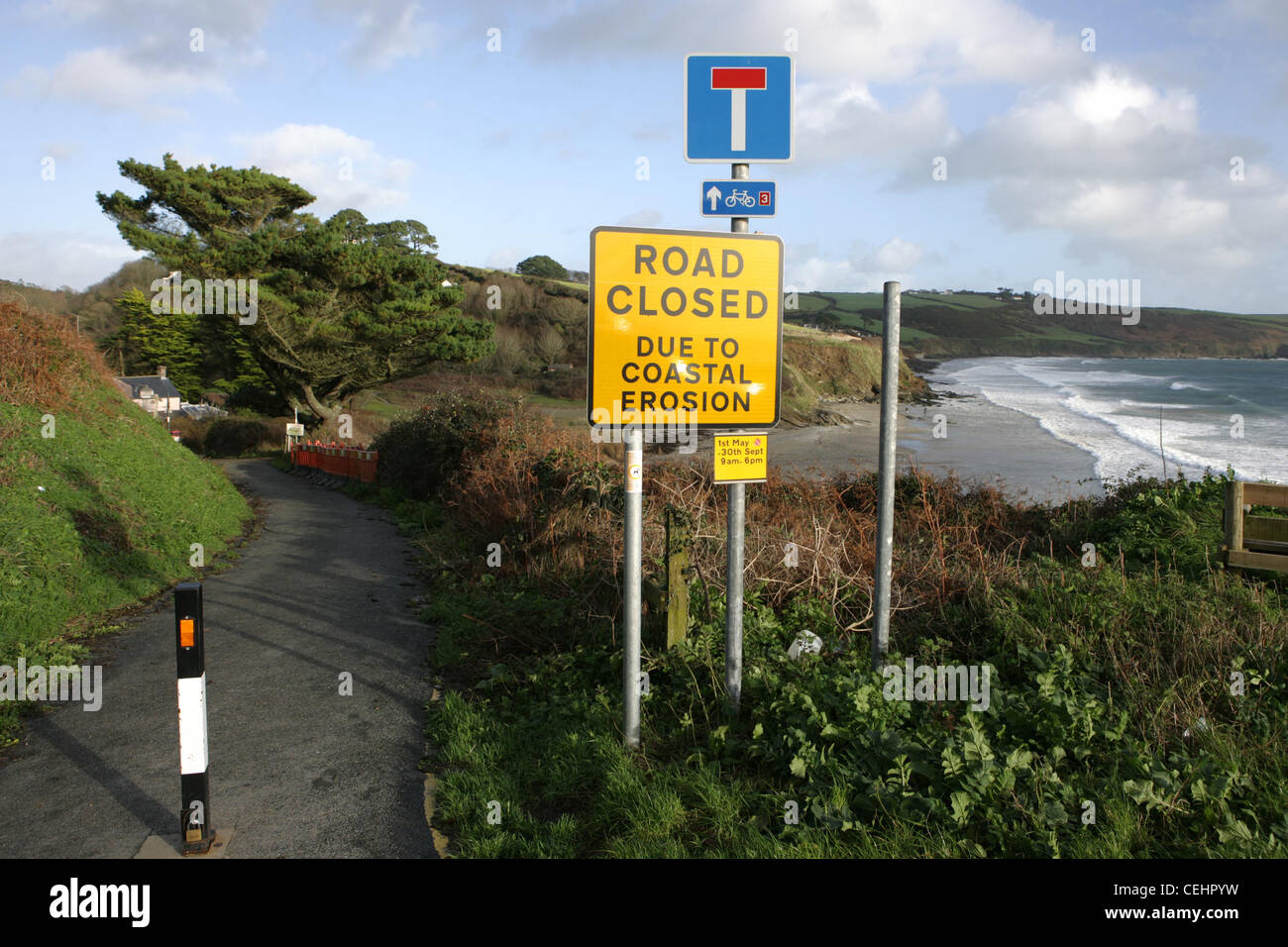 Strada chiusa a causa di erosione costiera segno in carne Beach in Cornwall Inghilterra Foto Stock