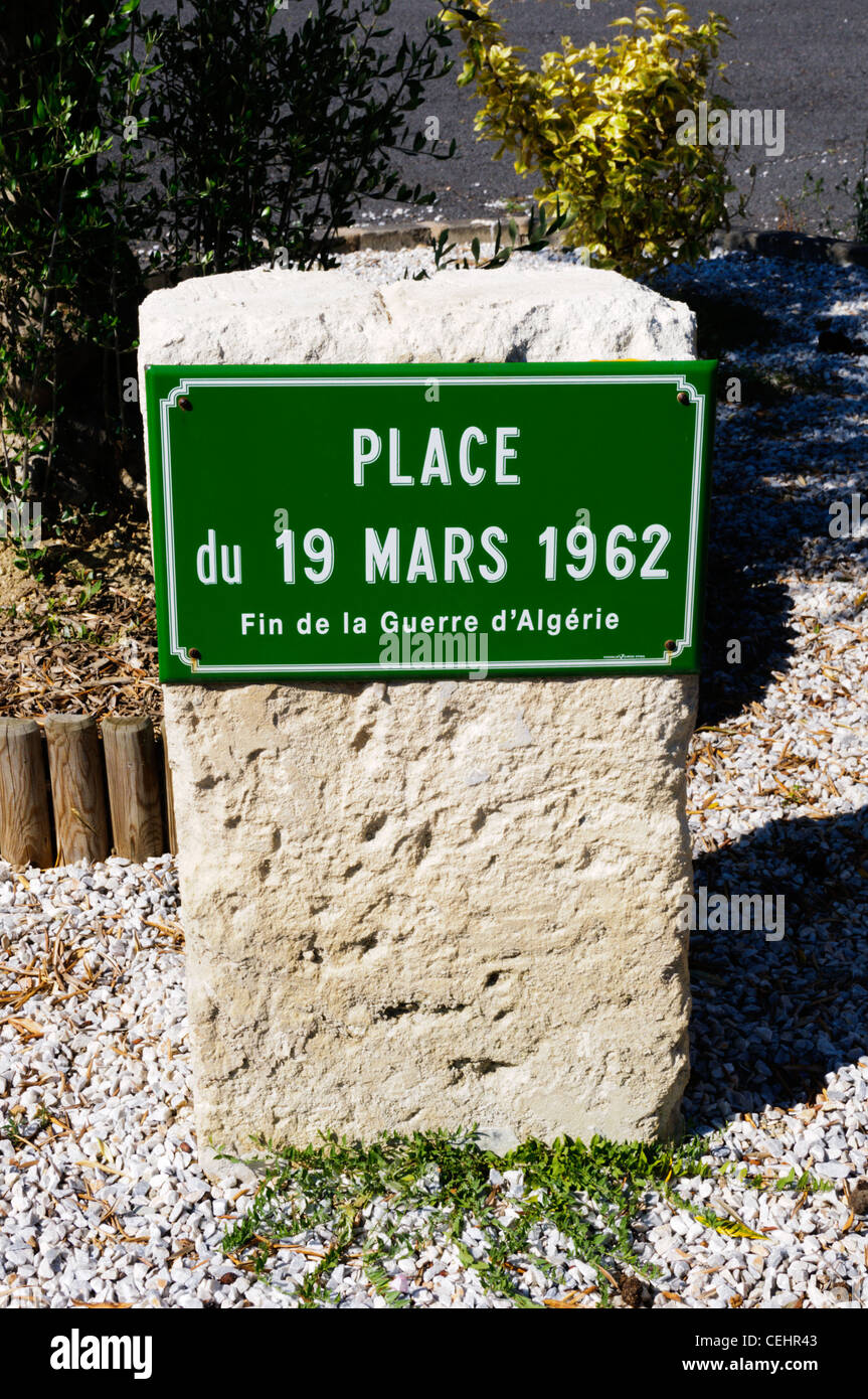 Un francese di nome strada segno commemora la data della fine della guerra in Algeria. Foto Stock