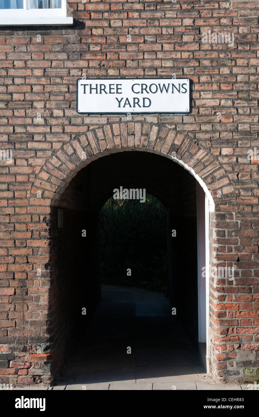 L'ingresso a tre corone Yard off di Queen Street, King's Lynn, Norfolk. Foto Stock