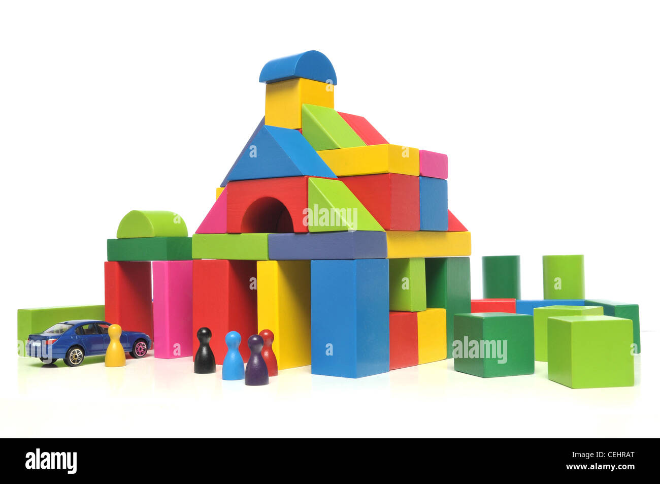 Casa del giocattolo multicolore blocchi su sfondo bianco Foto Stock