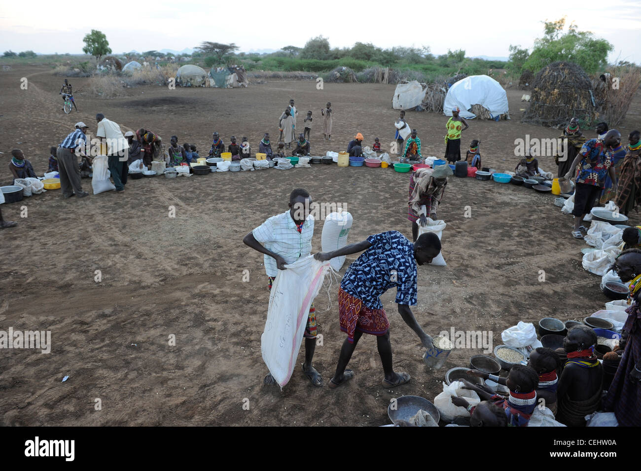 KENYA Regione Turkana, Kakuma, Turkana una tribù nilotica, la catastrofe della fame è permanente a causa del cambiamento climatico e della siccità, Don Bosco distribuisce cibo a donne e bambini affamati Foto Stock