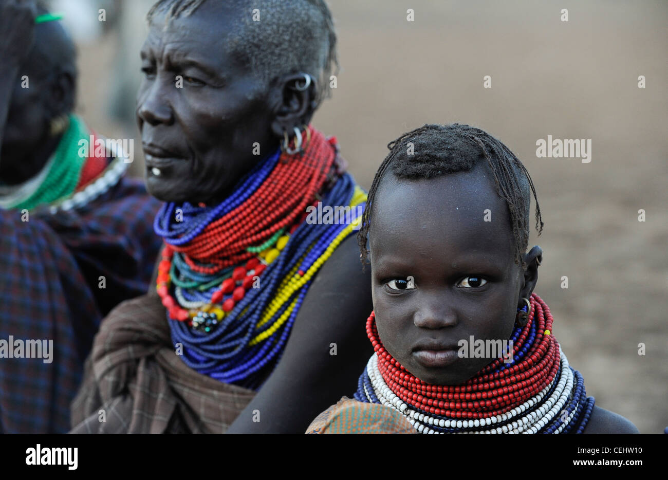 KENYA Regione Turkana, Kakuma, Turkana una tribù nilotica, la catastrofe della fame è permanente a causa del cambiamento climatico e della siccità, Don Bosco distribuisce cibo a donne e bambini affamati Foto Stock