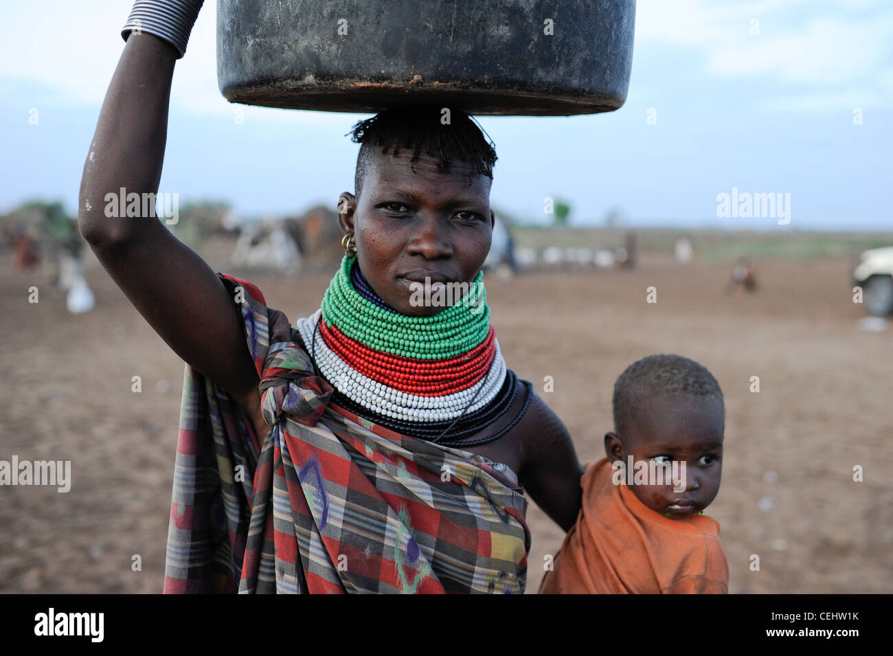 KENYA Regione Turkana, Kakuma, Turkana una tribù nilotica, la catastrofe della fame è permanente a causa del cambiamento climatico e della siccità, Don Bosco distribuisce cibo a donne e bambini affamati Foto Stock