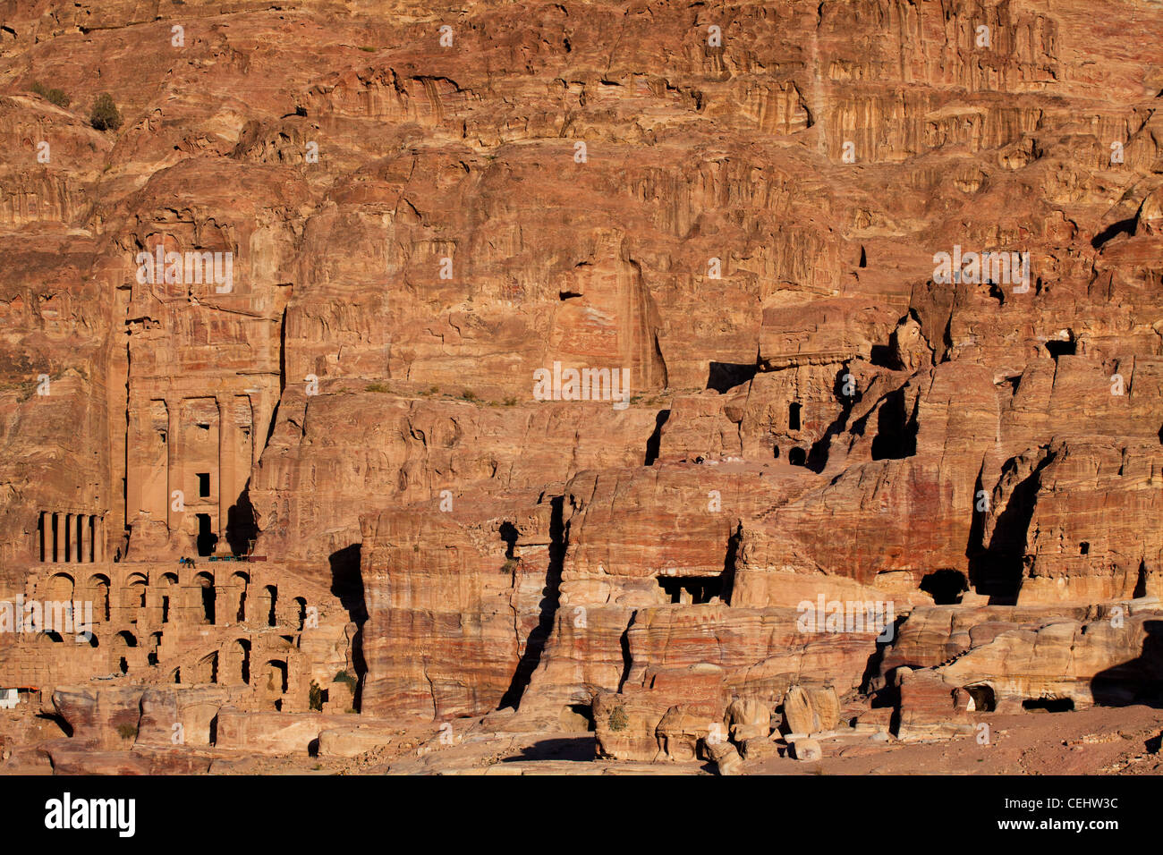 Urna del sepolcro e Al Mahkama (tribunale) presso il sito archeologico di Petra, Giordania. Foto Stock