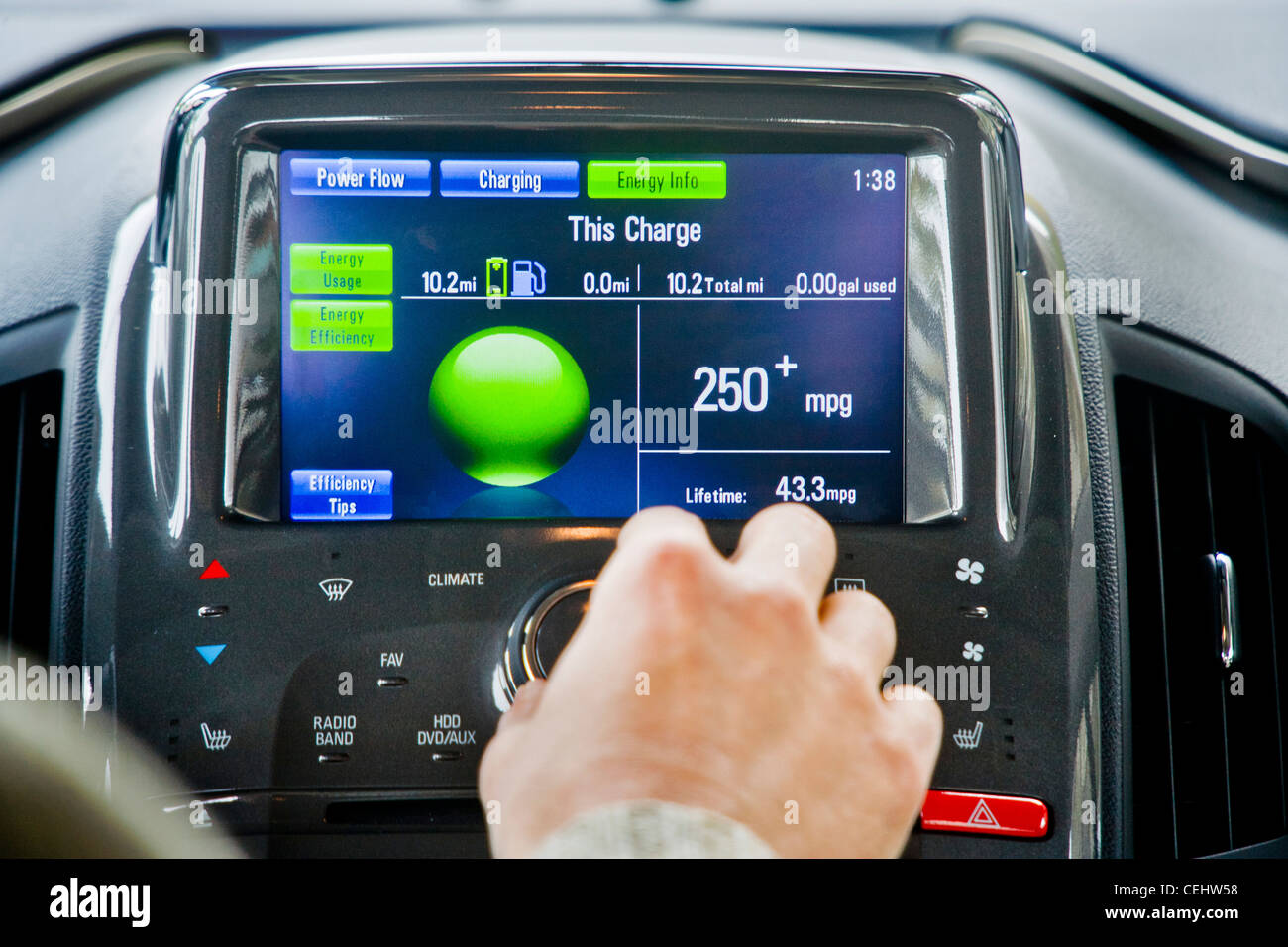 Quadro della strumentazione di una Chevrolet Volt plug-in hybrid gas/auto elettriche che mostra l'utilizzo elettrico e lo stato di carica della batteria Foto Stock