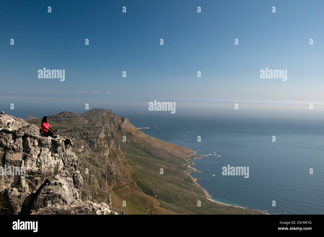 Escursionista in appoggio sul belvedere che si affaccia su roccia Cape Town,Table Mountain, Provincia del Capo occidentale Foto Stock