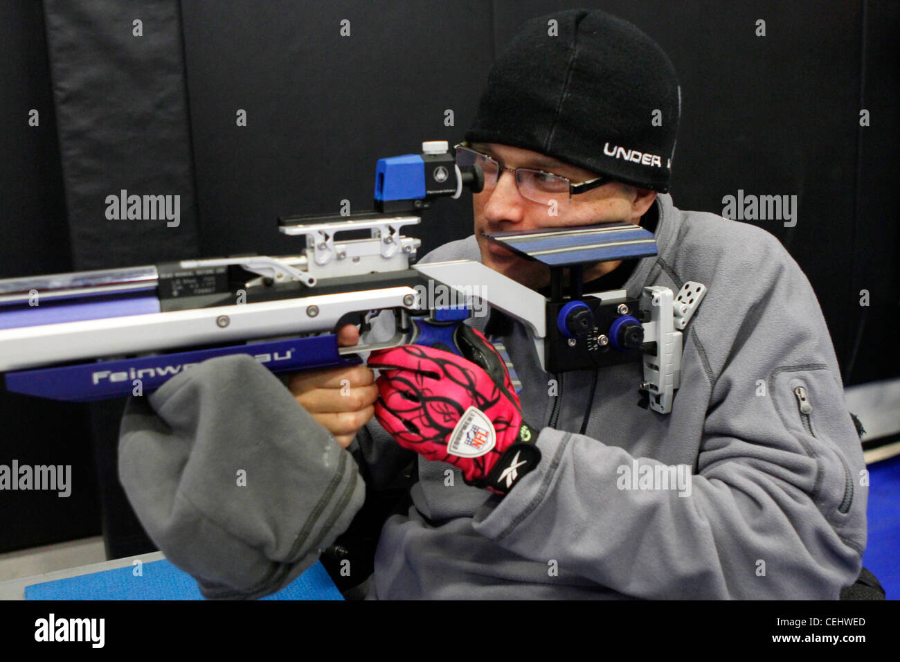 Il veterano del corpo marino Kevin Dewitt di Lexington, Ky., prende mira durante la pratica del fucile aereo alle prove del corpo marino al campo base del corpo marino Pendleton Califo. Dewitt è stato un membro del team All-Marine Warrior Games nel 2011 che ha vinto la Coppa del presidente. I processi sono ospitati dal corpo dei Marines degli Stati Uniti, Wounded Warrior Regiment. Foto Stock