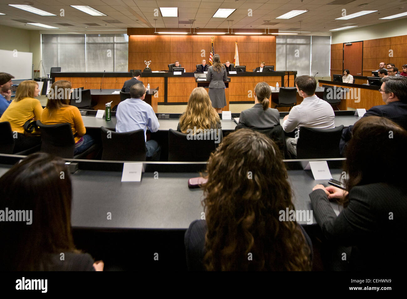 Uno studente presso la facoltà di giurisprudenza dell'Università di California a Irvine risolve un pannello di giudici presso il tribunale controverso Foto Stock