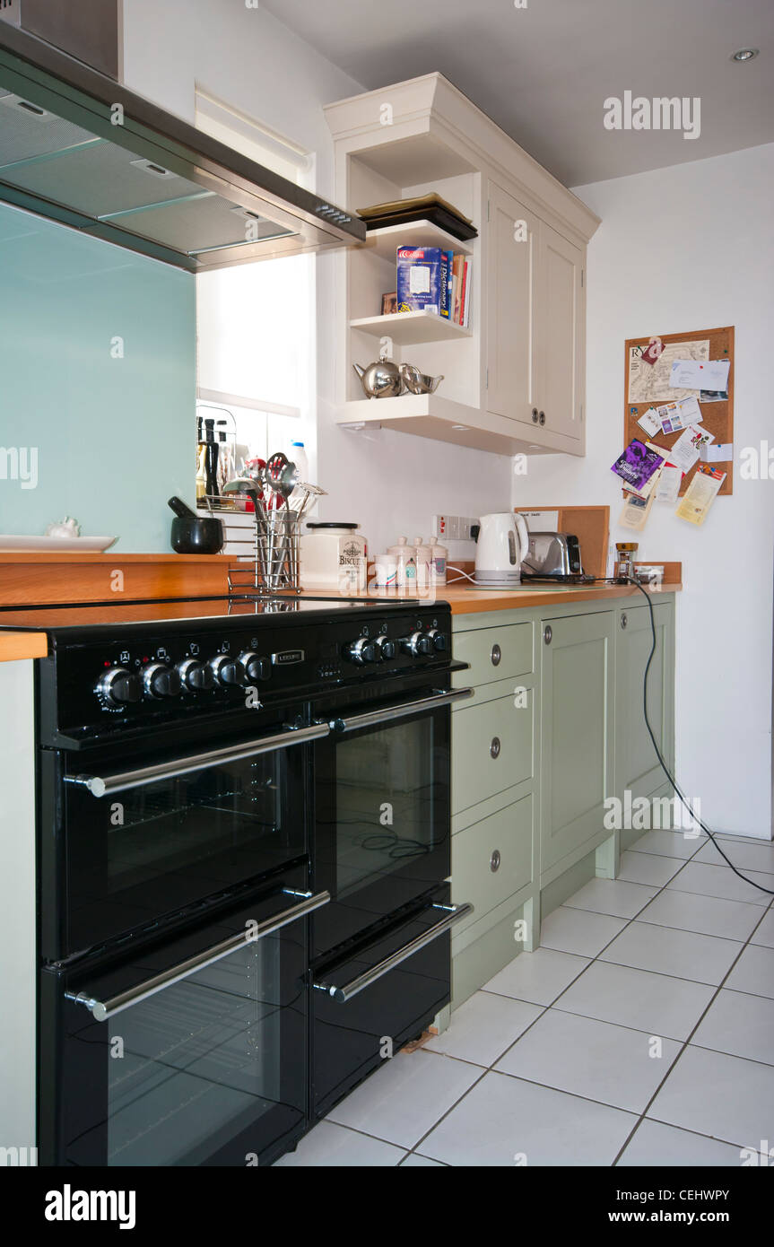 Cucina con un fornello per cucine di piano cottura in ceramica Foto Stock
