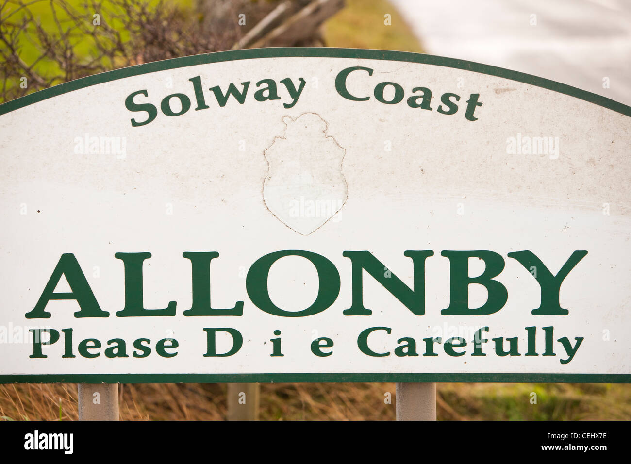 Un cartello stradale in Allonby, Cumbria che è stato manomesso per influenzare umoristico. Foto Stock