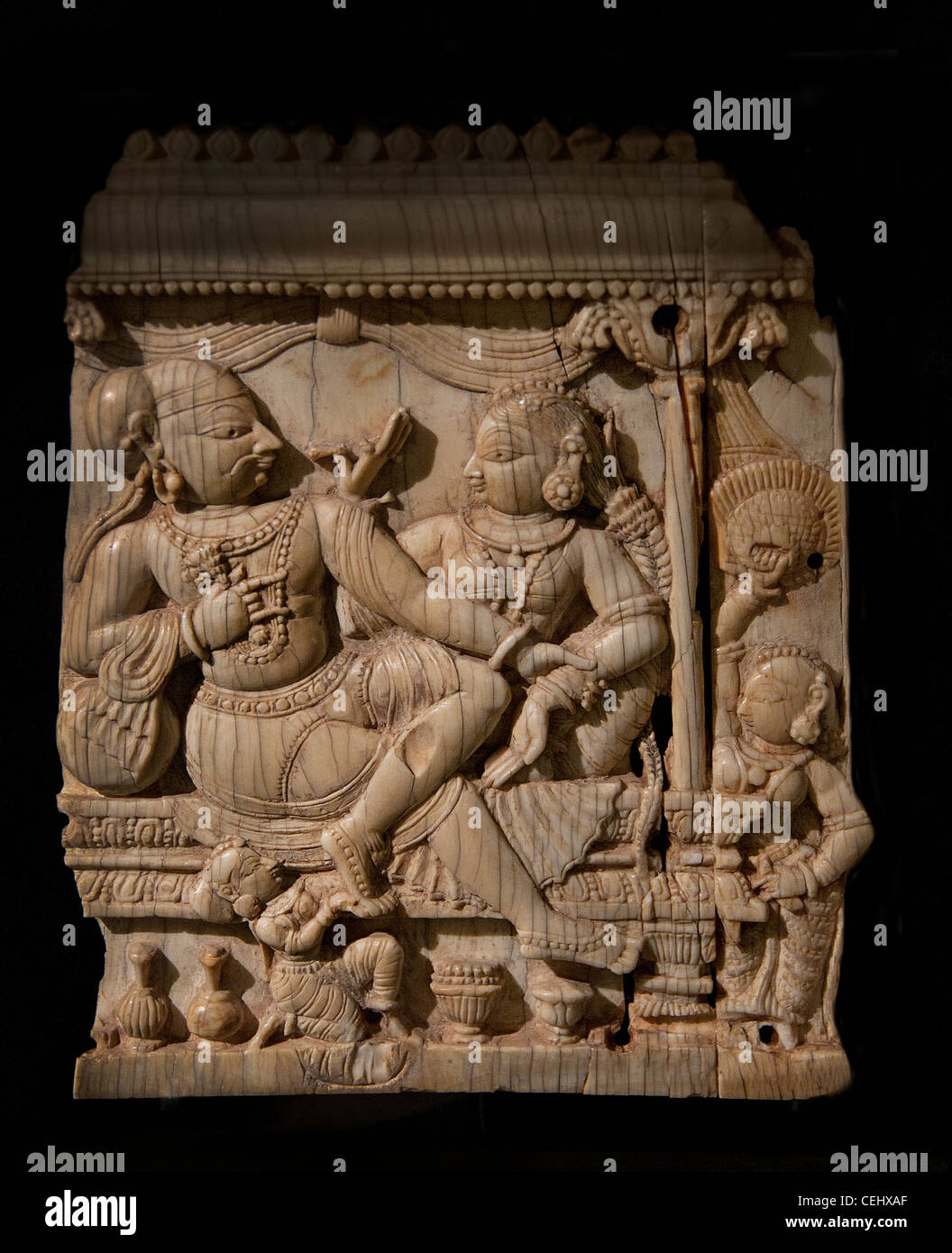 Pannello in avorio dell'India meridionale del XVII secolo raffigurante una coppia principesca ornata della dinastia Nayak di Tamil Nadu, che mostra l'intricata Asia meridionale Foto Stock