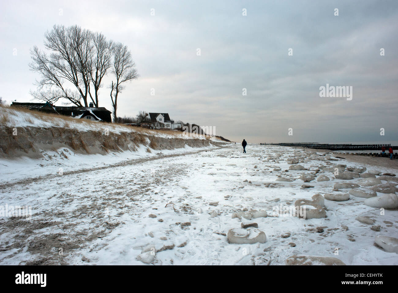 Spiaggia Invernale in Ahrenshoop, sul Fischland-Darß-Zingst penisola del Mar Baltico. Foto Stock