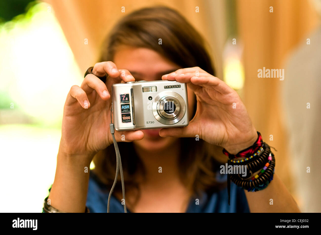 Ragazza di scattare una foto a una cerimonia di nozze Foto Stock