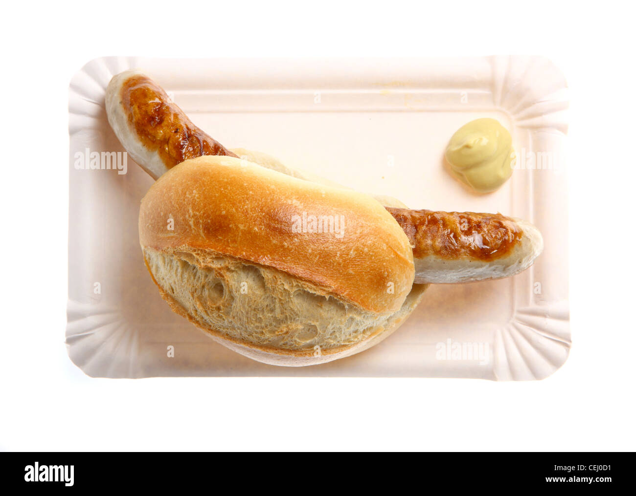 Nutrizione, fast food. Il bratwurst, la salsiccia di carne con un rotolo di pane, la senape. Foto Stock