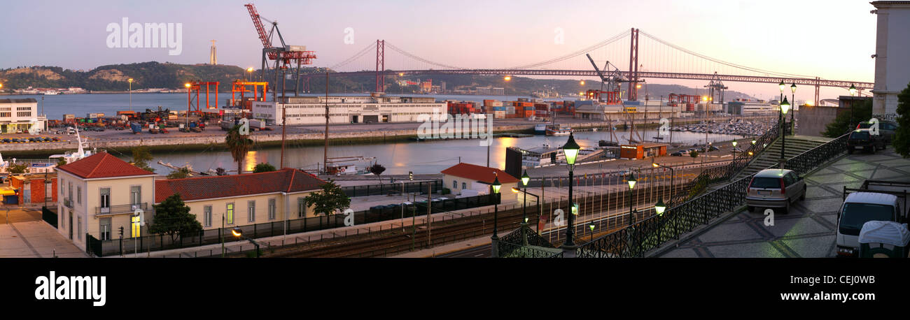 Il porto di Lisbona e sul fiume Tagus, sul ponte 25 aprile Foto Stock