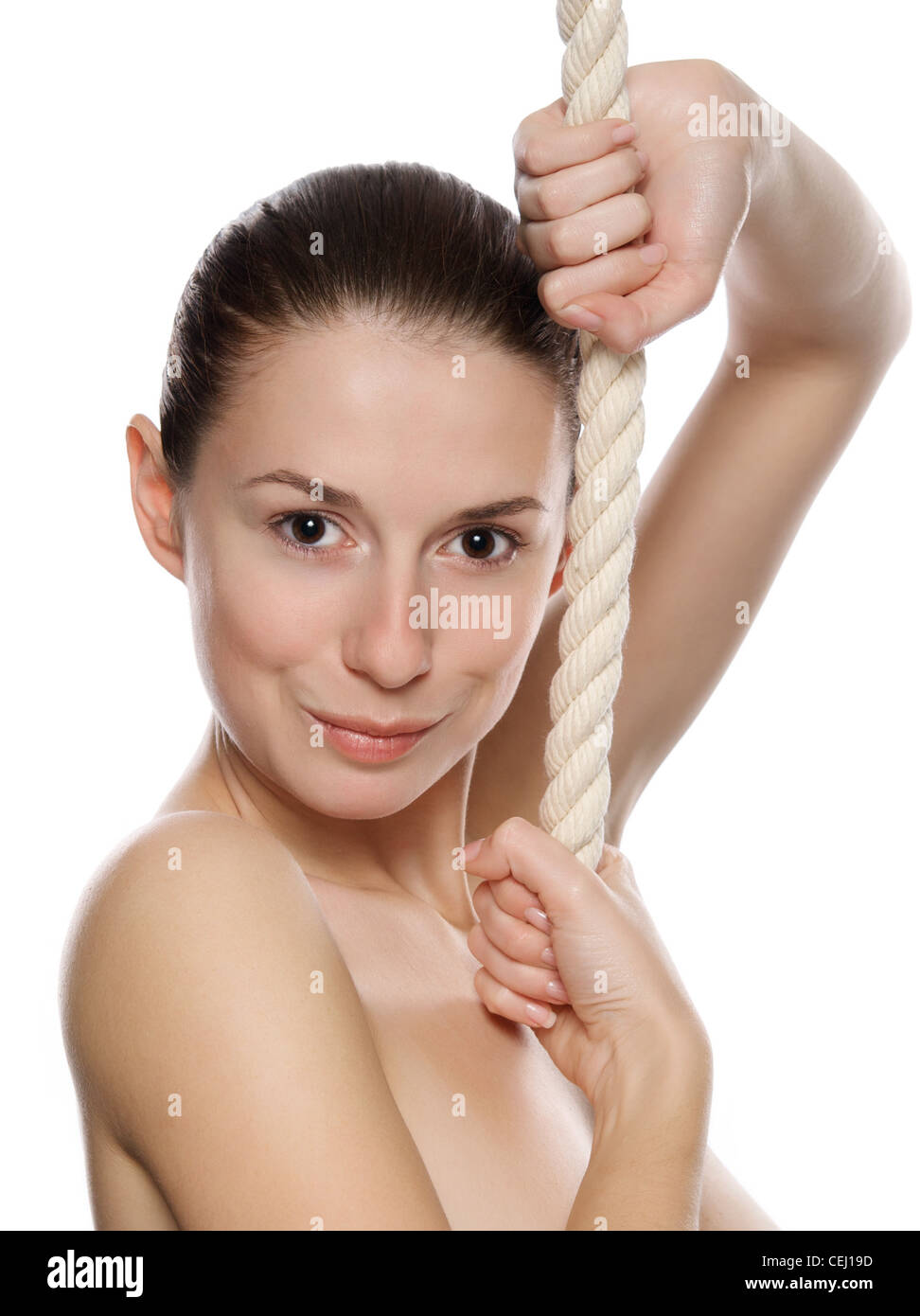 Ritratto di giovane donna bella con una spessa corda. Isolato su sfondo bianco Foto Stock