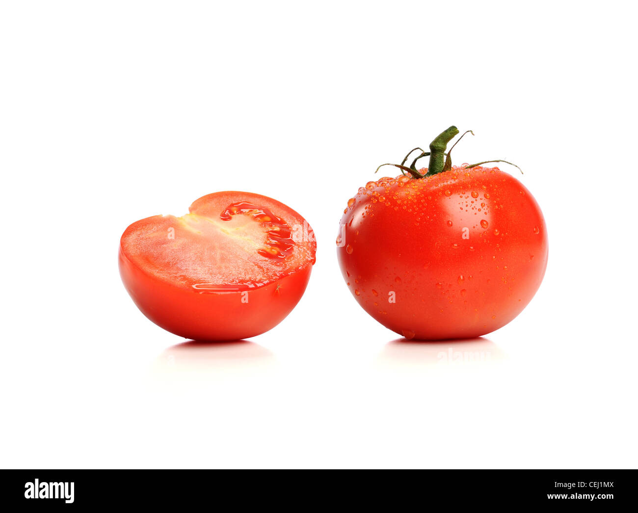 Pomodori rossi con gocce d'acqua isolate su uno sfondo bianco Foto Stock