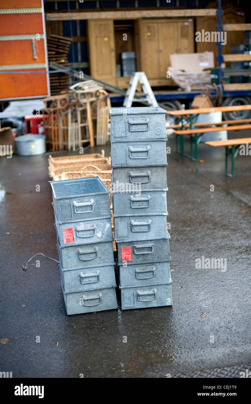 Vintage File di metallo Scatole, Southampton Fiera Antiquaria, West Sussex, in Inghilterra, Regno Unito Foto Stock
