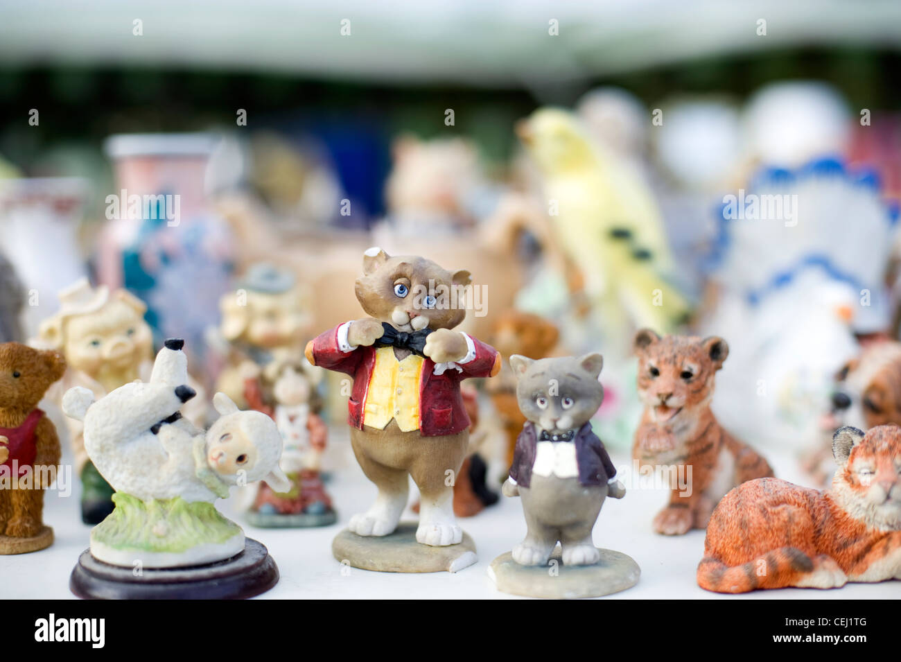 Graziosi animali figurine / ornamenti, Southampton Fiera Antiquaria, West Sussex, in Inghilterra, Regno Unito Foto Stock