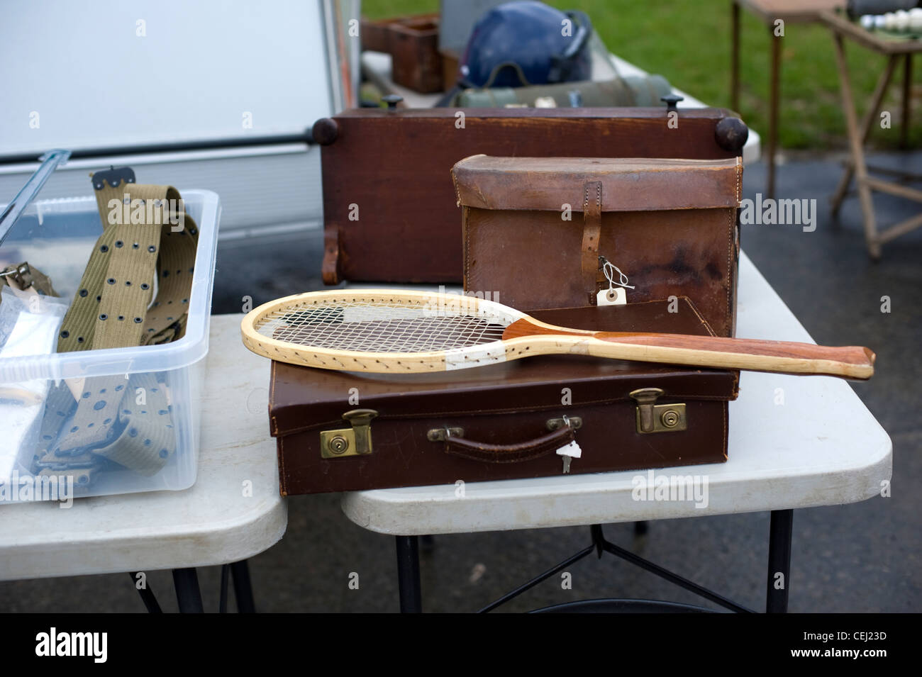 Antique racchetta da tennis e valigette, Bric-a-brac stallo, Southampton Foto Stock