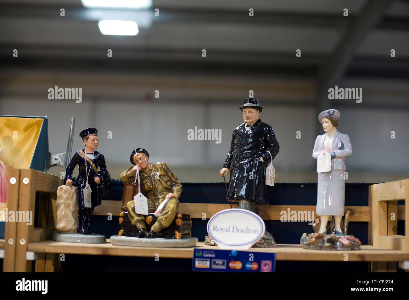 Royal Doulton figurine di Sir Winston Churchill e la Regina madre, Southampton fiera antiquaria, West Sussex, in Inghilterra, Regno Unito Foto Stock