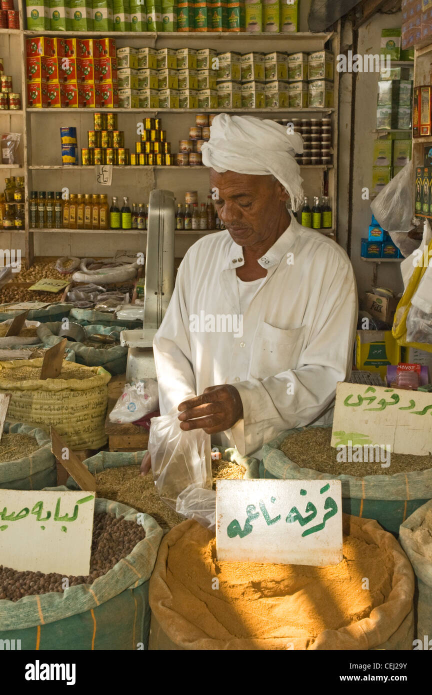 Il Nord Africa, Egitto Marsa Matruh, uomo arabo vendita di spezie al mercato in stallo Foto Stock