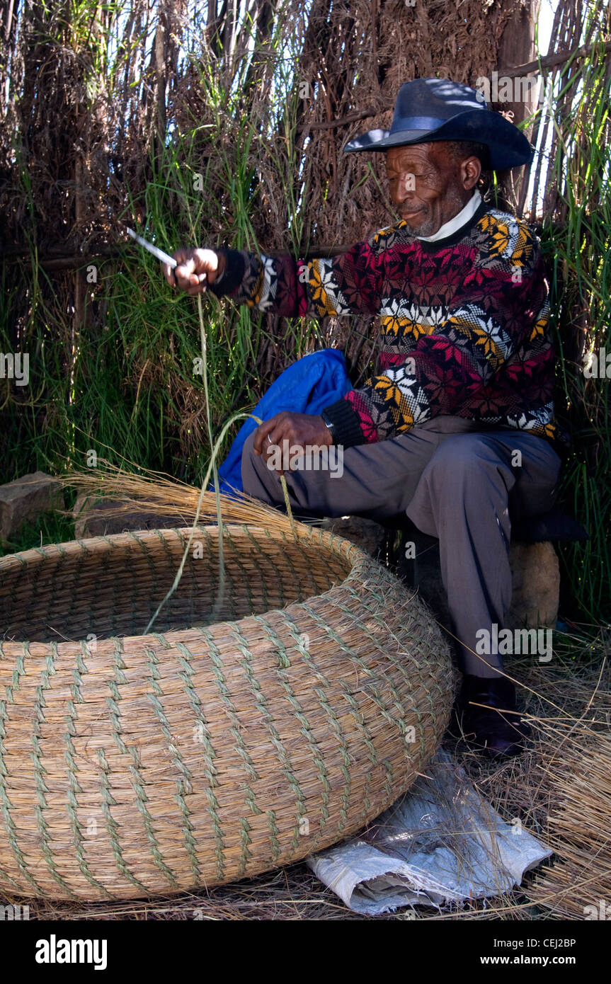 L'uomo la tessitura di un cestello,Basotho Villaggio Culturale,Qwa Qwa,libera orientale Provincia Stato Foto Stock