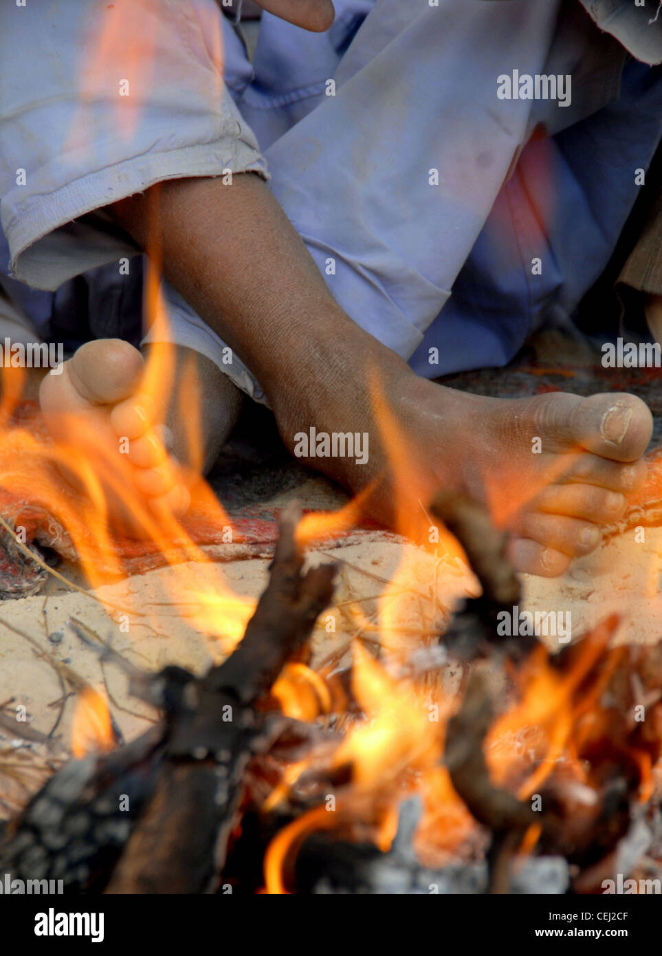 Il nomade beduino presso il desert campfire Foto Stock