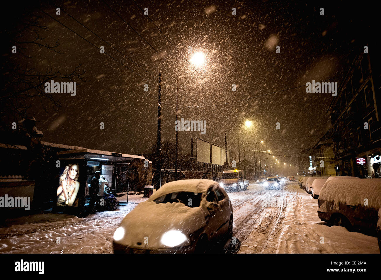 Vetture cercavano di fare il loro modo attraverso la neve in bovisa neighboorhood di milano, Italia Foto Stock