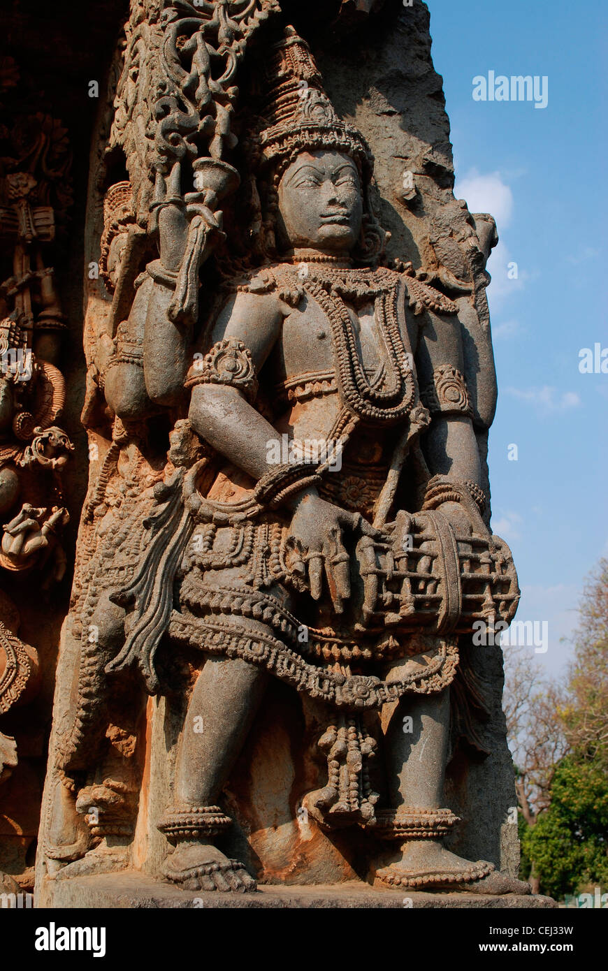 Un finemente scolpito la scultura in pietra dal tempio hoysaleswara,halebid,india. Questo tempio hoysala è famosa per sculture in pietra. Foto Stock