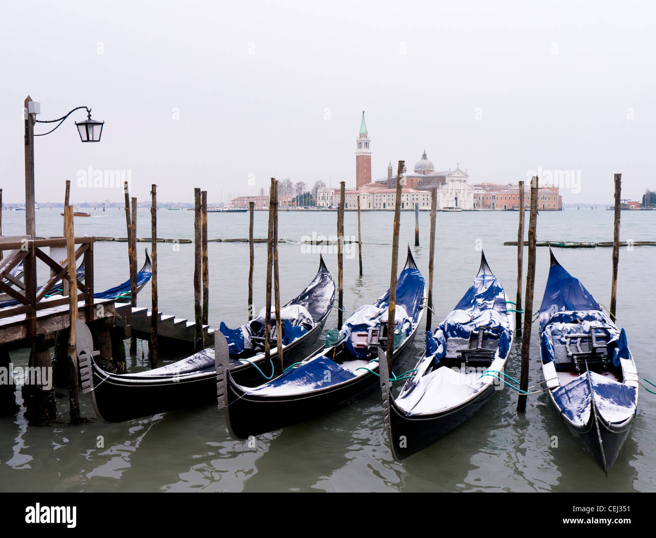 Vista invernale della coperta di neve gondole ormeggiate nei pressi di San Marco a Venezia Italia Foto Stock