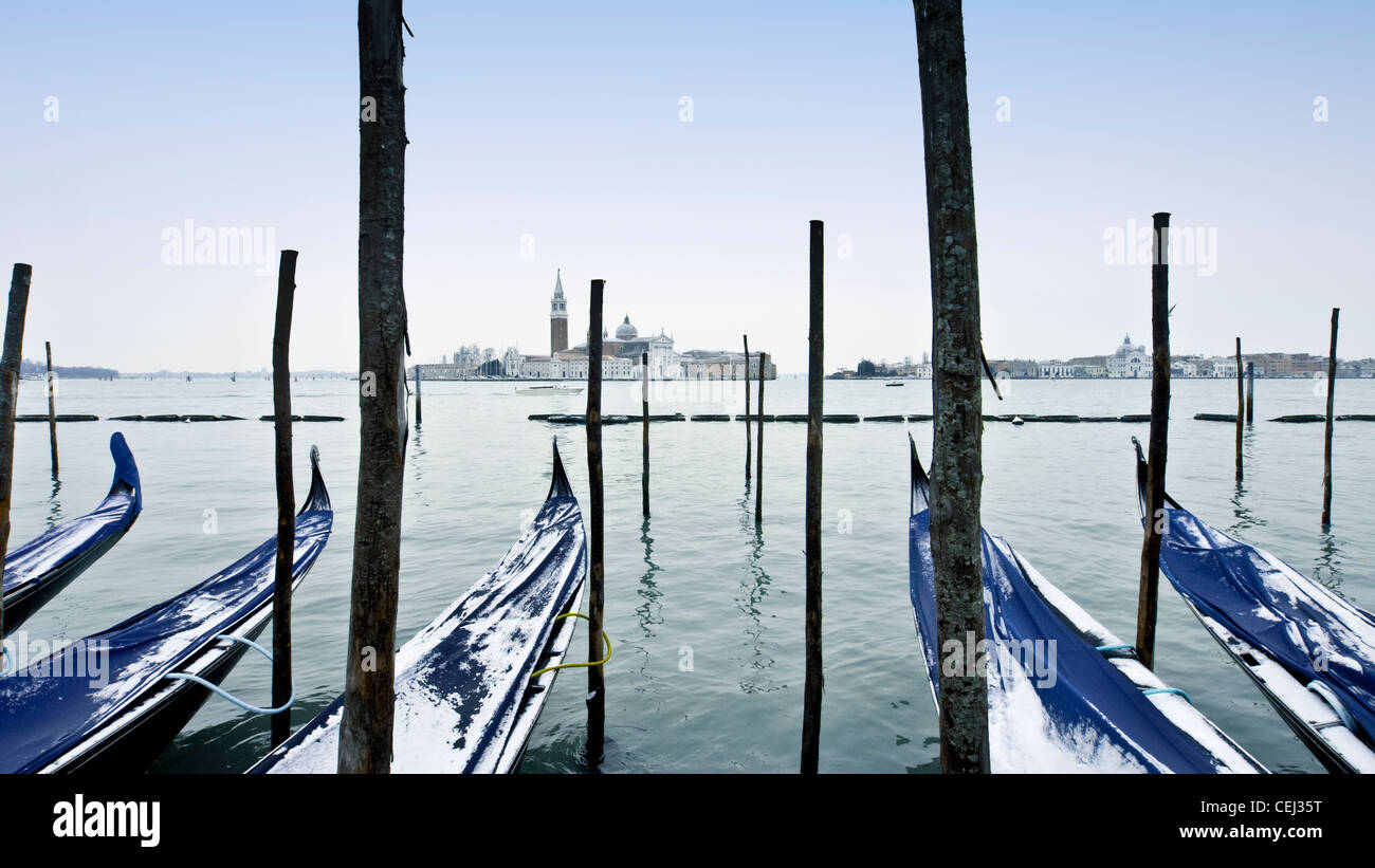 Vista invernale della coperta di neve gondole ormeggiate nei pressi di San Marco a Venezia Italia Foto Stock