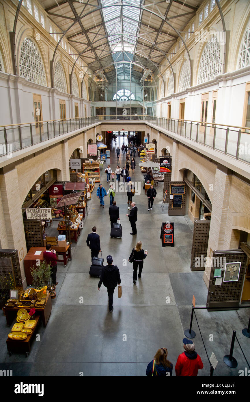 I clienti passeggiata attraverso il gourmet food court della storica San Francisco Ferry Building Foto Stock