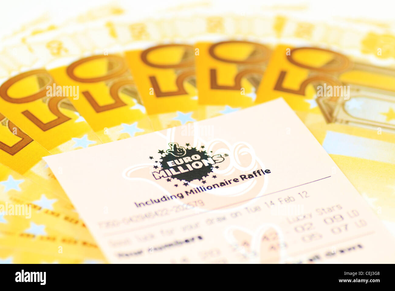 Un milioni di euro biglietto della lotteria lucky dip i numeri su 50 euro cinquanta 50 Euro nota note le bollette di denaro contante di euro euro Foto Stock