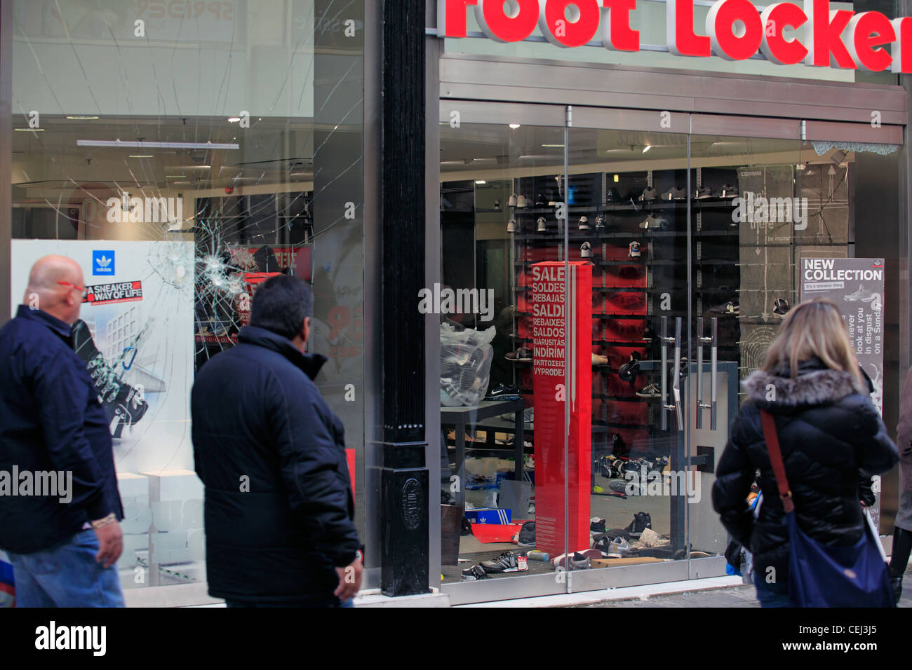 Grecia Atene ermou street Foot Locker store saccheggiato dopo i tumulti  Foto stock - Alamy